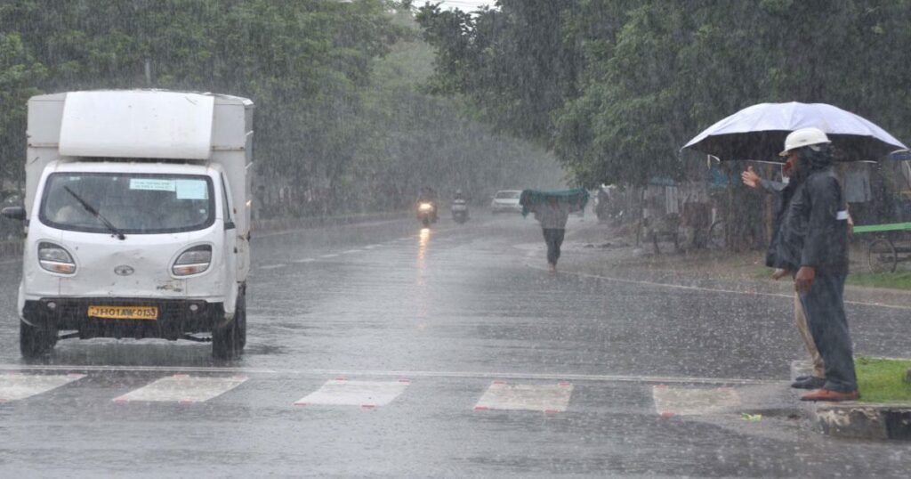 Ranchi: Warning issued for rain, lightning, and strong winds in 10 Jharkhand districts; 'Yellow Alert' in effect until June 26