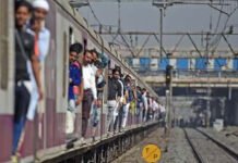 Mumbai : मुंबई लोकल ट्रेन में एक यात्री की चाकू मारकर हत्या