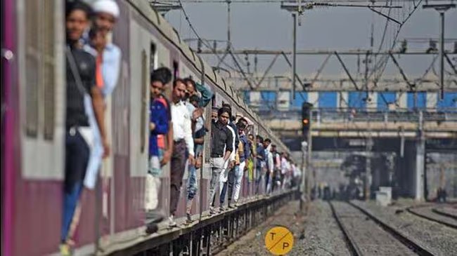 Mumbai: Passenger stabbed to death on Mumbai local train