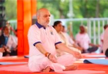 Ahmedabad : अंतरराष्ट्रीय योग दिवस पर शाह ने अहमदाबाद में किया योगाभ्यास