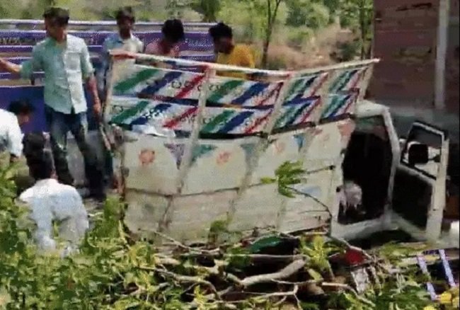 Chhindwara: Collision between pickup and truck in Chhindwara, Madhya Pradesh