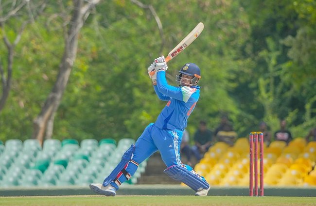 

Dambulla (Sri Lanka) : vaibhav suryavanshi ka list-e cricket mein sabse tej ardhshatak, mahaj 29 gendon mein 94 run thok die daanbula (shrilanka) : (Dambulla (Sri Lanka) bharat ke yuva ballebaj vaibhav suryavanshi (India's young batter Vaibhav Suryavanshi) ne srilanka ae ke khilaf tie nation series (Tri-Nation Series) ke final mein dhamakedar ballebaji kar itihaas rach diya. ravivaar ko rangiri danbula antarrashtriya stadium (Rangiri Dambulla International Stadium) mein khele gaye khitabi mukabale mein 15 varshiya baen haath ke ballebaj ne mahaj 29 gendon mein 94 run thok diye aur kai record apne naam kar liye. vaibhav ne apni paari ke dauran matra 11 gendon mein 50 run jad die. isse suryavanshi list-e cricket mein sabse tej ardhshatak jamaane wale ballebaj ban gaye. unhone srilanka ke kaushalya veerratne (Sri Lanka's Kaushalya Weeraratne) dwara do dashak se bhi adhik samay pehle banae gaye 12 gendon mein ardhshatak ke pichle list ae record ko tod diya. india-e ke liye paari ki shuruaat karne utre suryavanshi ne pehle hi over se aakramak tevar dikhaye aur chaukon-chhakkon ki jhadi laga di. unhone powerplay mein dabdaba banae rakha aur taabadtod ballebaji kar india ae ko majboot sthiti mein pahuncha diya. yuva ballebaj ne 29 gendon mein 94 run ki visfotak paari mein 10 chauke aur 8 chhakke lagaaye. suryavanshi apne pehle list-e shatak se keval 6 run door the. yadi wah chhakke ke saath shatak pura kar lete, to sabse tej list-e shatak ke record ki barabari kar sakte the. yah record filhaal australia ke jake frager-mcgark (Australia's Jake Fraser-McGurk) ke naam hai, jinhone 2023 mein dakshin australia ki or se khelte hue tasmania ke khilaf sirf 29 gendon mein shatak banaya tha. puri series ke dauran prashansakon ki nigahen vaibhav suryavanshi par tiki thin. halanki shuruaati char mukabalon mein wah apekshit pradarshan nahin kar sake the aur kul 117 run hi bana paye the, lekin final mein dhamakedar paari khelkar ek baar phir apne pradarshan ka loha manvaya. bihar mein janme suryavanshi pichle ek saal mein bhartiya cricket ke sabse charchit yuva khiladiyon mein shamil ho gaye han. rajasthan royals ke liye indian premier league (Rajasthan Royals in the 2026 Indian Premier League) (ipl) 2026 mein unhone 237.30 ke strike rate se 776 run banakar sabka dhyan apni or khincha tha. isi shandar pradarshan ke dam par unhen pehli baar india-e team mein mauka mila.
Show more
2,162
Dambulla (Sri Lanka): Vaibhav Suryavanshi hits the fastest List-A half-century; smashes 94 runs off just 29 balls