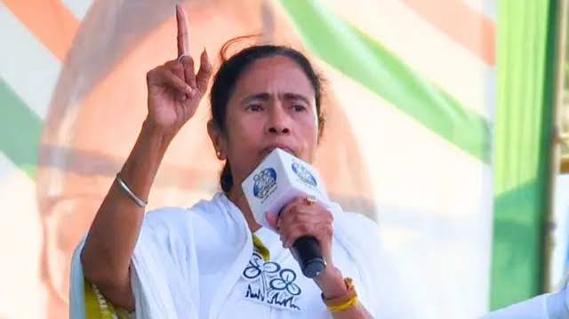 Kolkata : ममता की हार के 14 दिन बाद टूटी टीएमसी
कोलकाता : (Kolkata) ममता बनर्जी (Mamata Banerjee's Trinamool Congress) की पार्टी तृणमूल कांग्रेस में फूट अब तय है। विधानसभा के 80 में से 58 विधायकों के बगावत के बाद लोकसभा के बागी 19 सांसदों का लेटर शुक्रवार को सामने आया। इसे 18 मई को लोकसभा स्पीकर को भेजा गया था और अलग गुट बनाने की मांग की गई है। इससे साफ है कि ममता की हार के 14 दिन बाद ही पार्टी में बगावत शुरू हो गई थी। इस चिठ्ठी में यूसुफ पठान, सायोनी घोष, काकोली घोष और शताब्दी रॉय (Yusuf Pathan, Saayoni Ghosh, Kakoli Ghosh, and Satabdi Roy) जैसे बड़े नाम शामिल हैं। एक नाम सामने नहीं आया है। इससे पहले 3 जून को टीएमसी के 58 विधायकों ने बंगाल विधानसभा अध्यक्ष को पत्र लिखकर उनके गुट को मान्यता देने की मांग की थी, जिसे अध्यक्ष ने मंजूर भी कर लिया था।
14 जून को दिल्ली पहुंचेंगे सीएम शुभेंदु अधिकारी
पश्चिम बंगाल के मुख्यमंत्री शुभेंदु अधिकारी (Suvendu Adhikari) 14 जून को दिल्ली में बागी टीएमसी सांसदों से मुलाकात करेंगे, जिसके बाद बागी सांसद लोकसभा स्पीकर से मिलेंगे। सांसद जगदीश बसुनिया (MP Jagadish Basunia) ने इस अहम बैठक की पुष्टि की है। मुख्यमंत्री का दिल्ली दौरा और बागी सांसदों से मुलाकात एक सोची-समझी रणनीति का हिस्सा है। बागी गुट लोकसभा स्पीकर के सामने अपनी ताकत का प्रदर्शन करने की तैयारी में है। उससे ठीक पहले शुभेंदु अधिकारी के साथ होने वाली यह बैठक बेहद निर्णायक साबित हो सकती है। जगदीश बसुनिया के बयान ने साफ कर दिया है कि बागी धड़ा अब पूरी तरह से आर-पार के मूड में आ चुका है।
पश्चिम बंगाल के 19 नवनिर्वाचित लोकसभा सांसदों की सूची जारी
हालिया राजनीतिक घटनाक्रमों और संसदीय समीक्षा के अंतर्गत पश्चिम बंगाल के 19 नवनिर्वाचित लोकसभा सांसदों की आधिकारिक सूची सामने आई है, जिसमें बारासात से काकोली घोष दस्तीदार, घाटाल से दीपक अधिकारी (देव), कूचबिहार से जगदीश चंद्र बसुनिया, झाड़ग्राम से कालीपद सोरेन, जांगीपुर से खलीलुर रहमान, मेदिनीपुर से जून मालिया, बहरामपुर से यूसुफ पठान, बांकुड़ा से अरूप चक्रवर्ती, मुर्शिदाबाद से अबू ताहेर खान, बर्धमान पूर्व से डॉ. शर्मिला सरकार, बैरकपुर से पार्थ भौमिक, हावड़ा से प्रसून बंधोपाध्याय, मथुरापुर से बापी हलदार, बोलपुर से असित कुमार माल, जादवपुर से सायोनी घोष, बीरभूम से शताब्दी रॉय, कोलकाता दक्षिण से माला रॉय, हुगली से रचना बनर्जी और आरामबाग से मिताली बाग के नाम शामिल हैं।
पार्टी को नए सिरे से खड़ा करेंगे: चक्रवर्ती
अखिल भारतीय तृणमूल कांग्रेस (All India Trinamool Congress) (एआईटीसी) में जारी अंदरूनी विवाद पार्टी के बागी सांसद अरूप चक्रवर्ती ने शुक्रवार को दावा किया कि करीब 20 सांसद उनके गुट का समर्थन कर रहे हैं। उन्होंने कहा कि उनका गुट टीएमसी को नए रूप में फिर से खड़ा करना चाहता है और राज्य तथा केंद्र के बीच 'डबल इंजन सरकार' के साथ काम करना चाहता है। चक्रवर्ती ने कहा कि भारतीय जनता पार्टी (भाजपा) (Bharatiya Janata Party) का समर्थन उनके समूह के साथ रहेगा। बागी सांसदों का समर्थन भाजपा को मिलेगा। उन्होंने यह भी कहा, राज्य और केंद्र मिलकर 'डबल इंजन सरकार' ('double-engine government') के जरिये काम करेंगे
Kolkata: TMC Fractures 14 Days After Mamata's Defeat संसद में अलग बैठने की व्यवस्था की मांग करने वाले सांसदों में शामिल चक्रवर्ती ने कहा, हमें 20 सांसदों का समर्थन हासिल है।