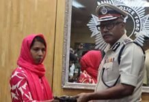 Kolkata : महिला माओवादी नेता ने किया आत्मसमर्पण