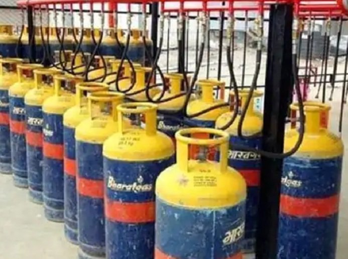 New Delhi: Commercial Gas Cylinders and 5kg Small Cylinders Become More Expensive Starting Today