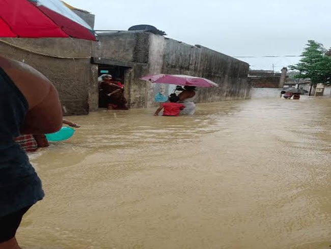 Mumbai: A red alert for rain has been issued for six districts in Maharashtra, including Mumbai, Thane, and Palghar, until July 6th.