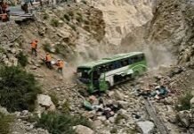 Islamabad : पाकिस्तान में बस खाई में गिरी, कम से कम 40 यात्रियों की मौत